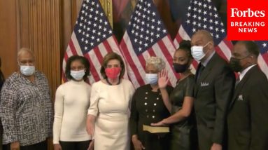 Pelosi Swears In New Members Of Congress